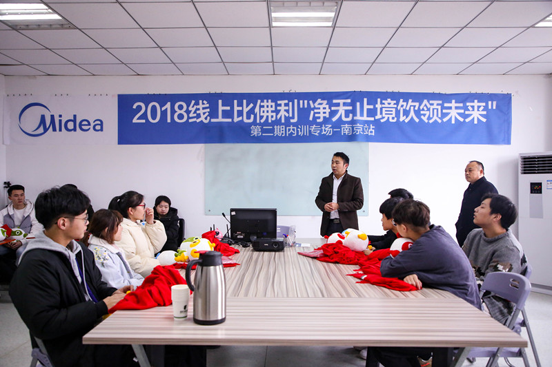 加強(qiáng)就業(yè)畢業(yè)生回訪，促進(jìn)校企合作渠道拓展