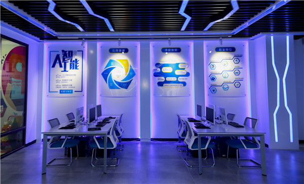 南京新華電腦專修學(xué)院的學(xué)費(fèi)多少？