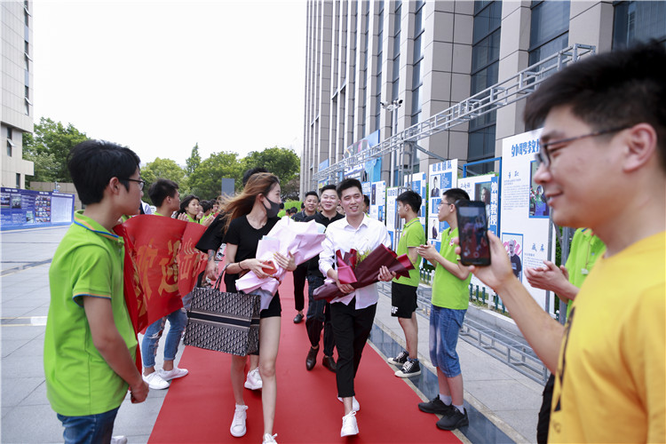 【讓蝴蝶飛過滄?！坎┞?dòng)谛氯A，耀眼于藍(lán)天