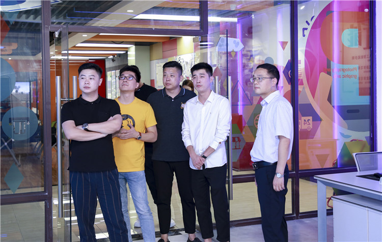 【讓蝴蝶飛過滄?！坎┞?dòng)谛氯A，耀眼于藍(lán)天