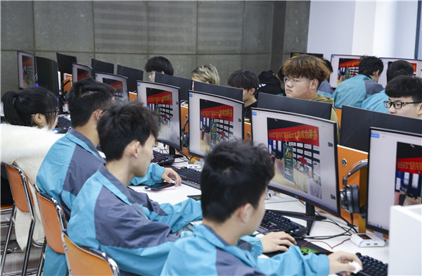 南京新華“感恩有你”平面海報設(shè)計大賽圓滿舉行！