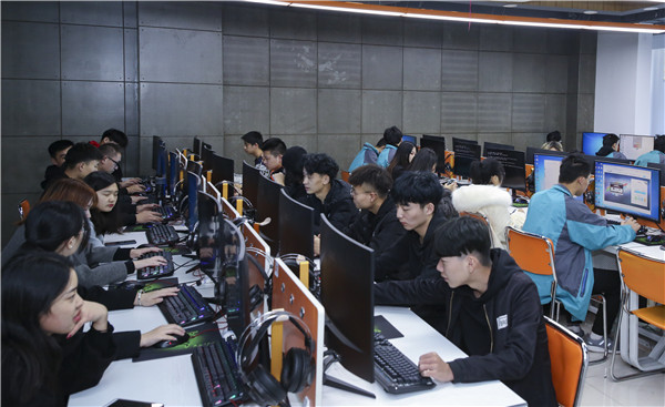 南京新華“感恩有你”平面海報設(shè)計大賽圓滿舉行！