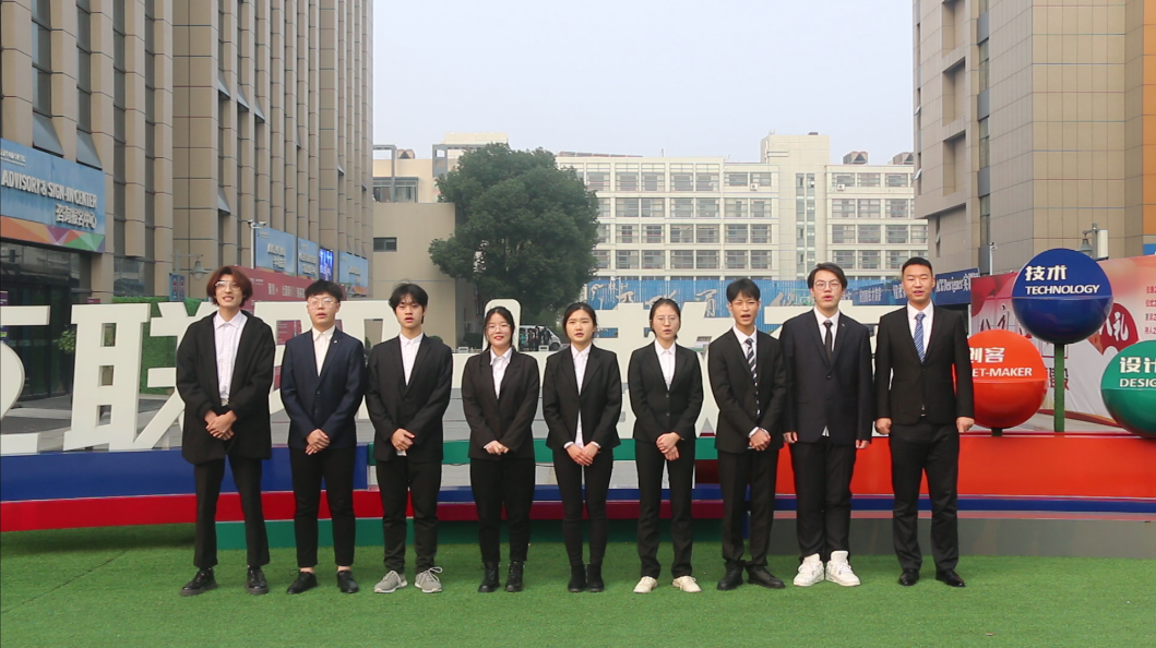 你看！他們代表學(xué)校去參加全國互聯(lián)網(wǎng)職業(yè)技能大賽了耶！