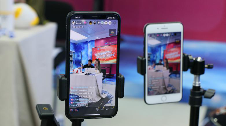 抖音達人石榴哥化身嗨學體驗官，空降新華引爆直播間