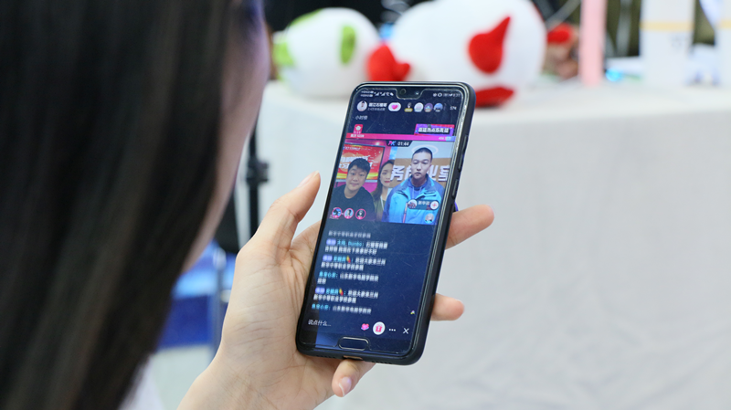 抖音達人石榴哥化身嗨學體驗官，空降新華引爆直播間