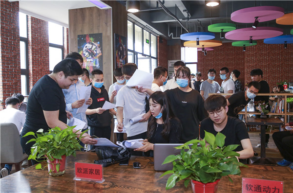 就業(yè)保障丨千企萬崗進校園，助力學子精準就業(yè)！