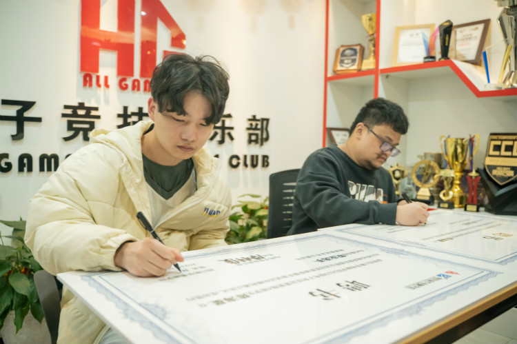 實(shí)力見證！又一新華電腦教育學(xué)子簽約AG俱樂部！