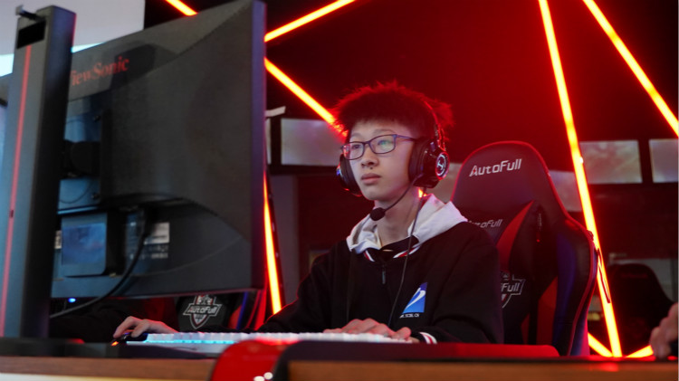 實(shí)力見證！又一新華電腦教育學(xué)子簽約AG俱樂部！