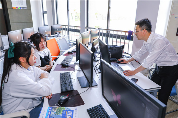 南京新華五一試學體驗周火爆開啟！