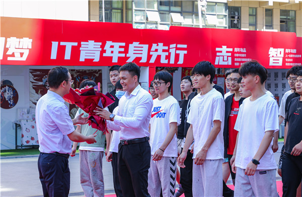 巔峰實(shí)習(xí)，京彩有你 ——南京新華京東618實(shí)習(xí)項(xiàng)目總結(jié)與表彰大會(huì)圓滿(mǎn)結(jié)束