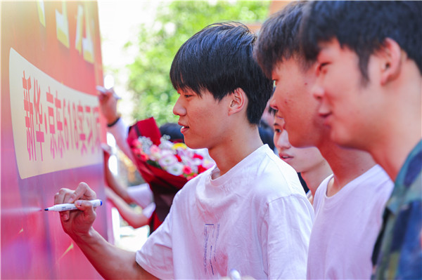 巔峰實(shí)習(xí)，京彩有你 ——南京新華京東618實(shí)習(xí)項(xiàng)目總結(jié)與表彰大會(huì)圓滿(mǎn)結(jié)束