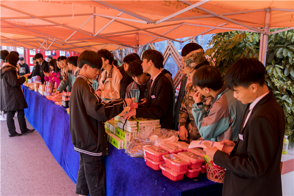 我去，這么多人來新華是干啥？