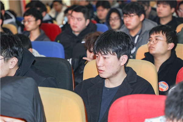 就業(yè)問(wèn)題是重大的經(jīng)濟(jì)社會(huì)問(wèn)題，具有重要性、緊迫性和長(zhǎng)期性，“就業(yè)難”成了絕大多數(shù)年輕人心中的困惑。為幫助我校學(xué)生做出清晰明確的就業(yè)規(guī)劃，提高同學(xué)們的就業(yè)競(jìng)爭(zhēng)力，2022年2月25日上午，南京新華平面設(shè)計(jì)的聞繪敏講師于學(xué)術(shù)報(bào)告廳為同學(xué)們開(kāi)展了以“新職業(yè)，新技術(shù)，新青年”為主題的畢業(yè)生職業(yè)規(guī)劃及求職技巧講座。