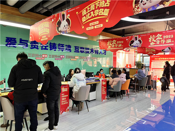 喜迎開學(xué) 圓夢新華|直擊南京新華火熱報(bào)名現(xiàn)場！