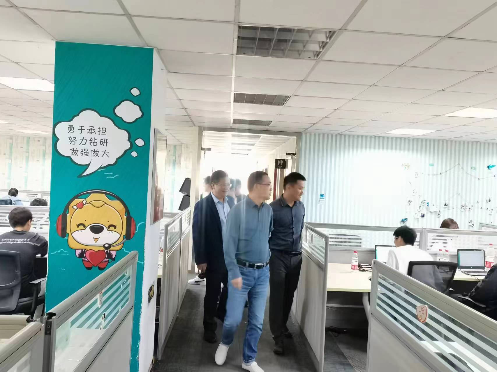 回訪企業(yè)實(shí)習(xí)學(xué)生，關(guān)懷職業(yè)成長道路