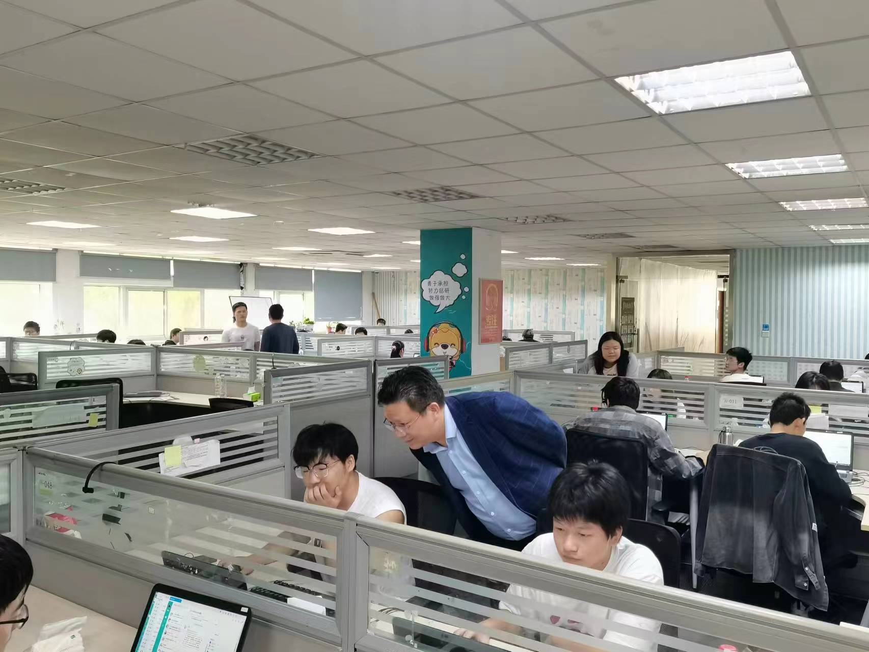 回訪企業(yè)實(shí)習(xí)學(xué)生，關(guān)懷職業(yè)成長道路