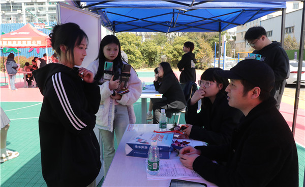 新華筑夢(mèng)，職贏未來(lái) 南京新華2024年春季校園招聘會(huì)暨校企融合簽約儀式圓滿舉行