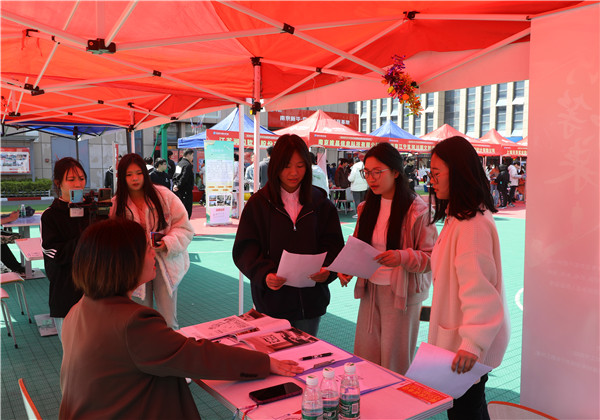 新華筑夢(mèng)，職贏未來(lái) 南京新華2024年春季校園招聘會(huì)暨校企融合簽約儀式圓滿舉行