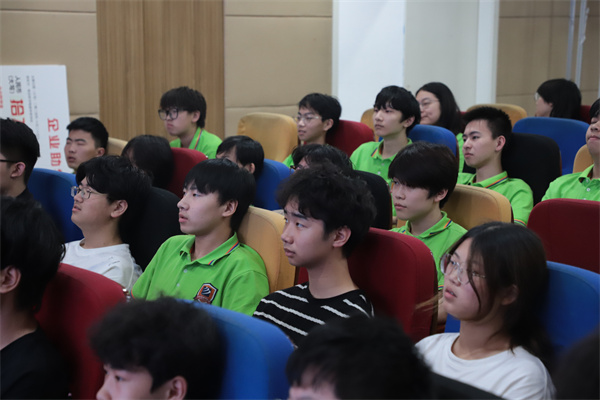 南京新華電腦專修學(xué)校舉辦新生安全教育講座，鄭德剛老師精彩開講