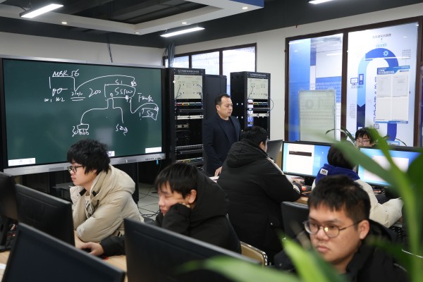 初中成績不好上不了高中怎么辦？南京新華為你點(diǎn)亮技能人生！