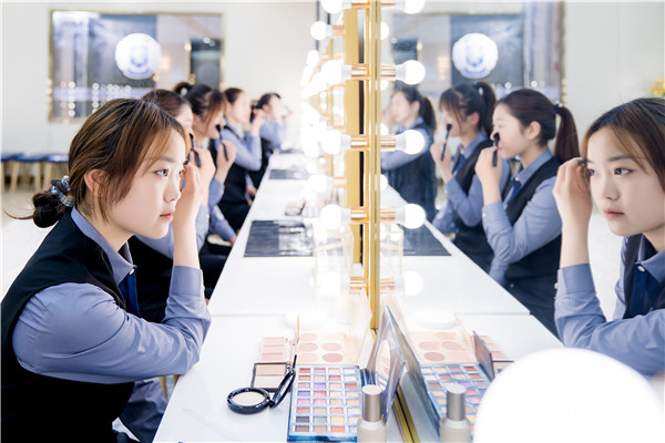 顏值經(jīng)濟浪潮下，互聯(lián)網(wǎng)+美妝與形象設(shè)計如何重塑行業(yè)格局？