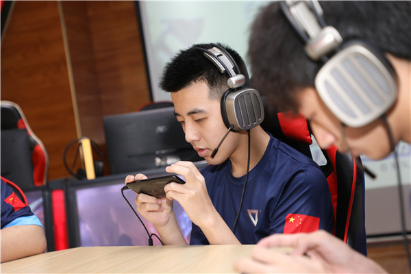 如何看待 Miss 爆料「Faker 年薪 5800 萬，LPL 選手月薪保底 2 萬」？