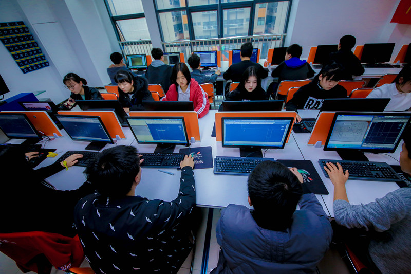 你看！他們代表學校去參加全國互聯(lián)網(wǎng)職業(yè)技能大賽了耶！