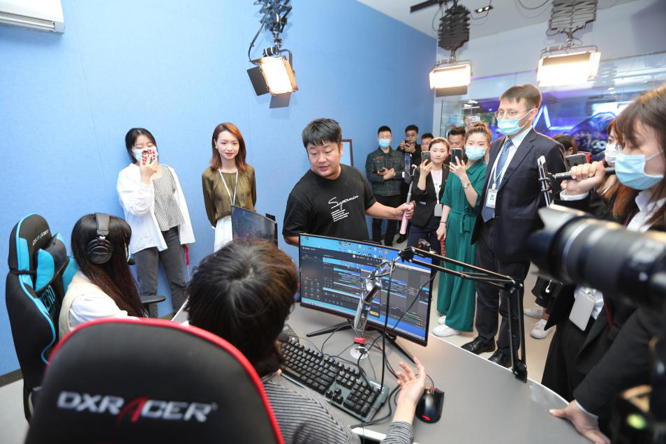 抖音達(dá)人石榴哥化身嗨學(xué)體驗(yàn)官，空降新華引爆直播間