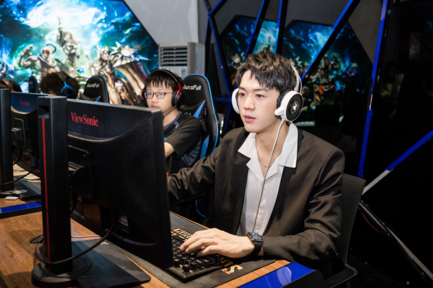 明星帶路|盧東旭探秘校園黑科技，直擊新華硬實(shí)力！