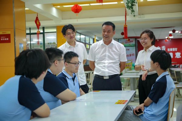 炎炎夏日，心系學子丨南京新華電腦開展2024級新生慰問活動