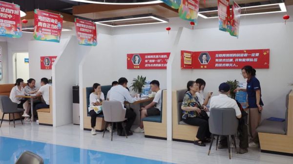 火熱報名中！直擊南京新華電腦24年秋季班報名現(xiàn)場