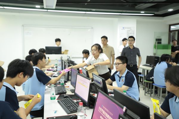 南京新華電腦夏日關(guān)懷行動(dòng)，助力學(xué)子清涼度夏！