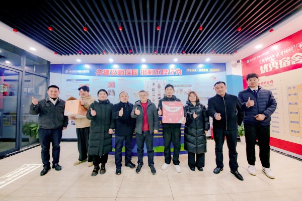 南京新華吳元紅校長晚間慰問查寢，并為學(xué)生送關(guān)懷！